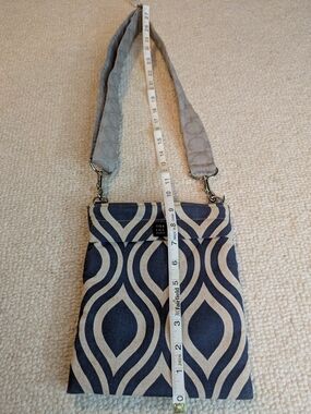 1154 Lill Studio Navy and Cream Geometric Crossbody Bag